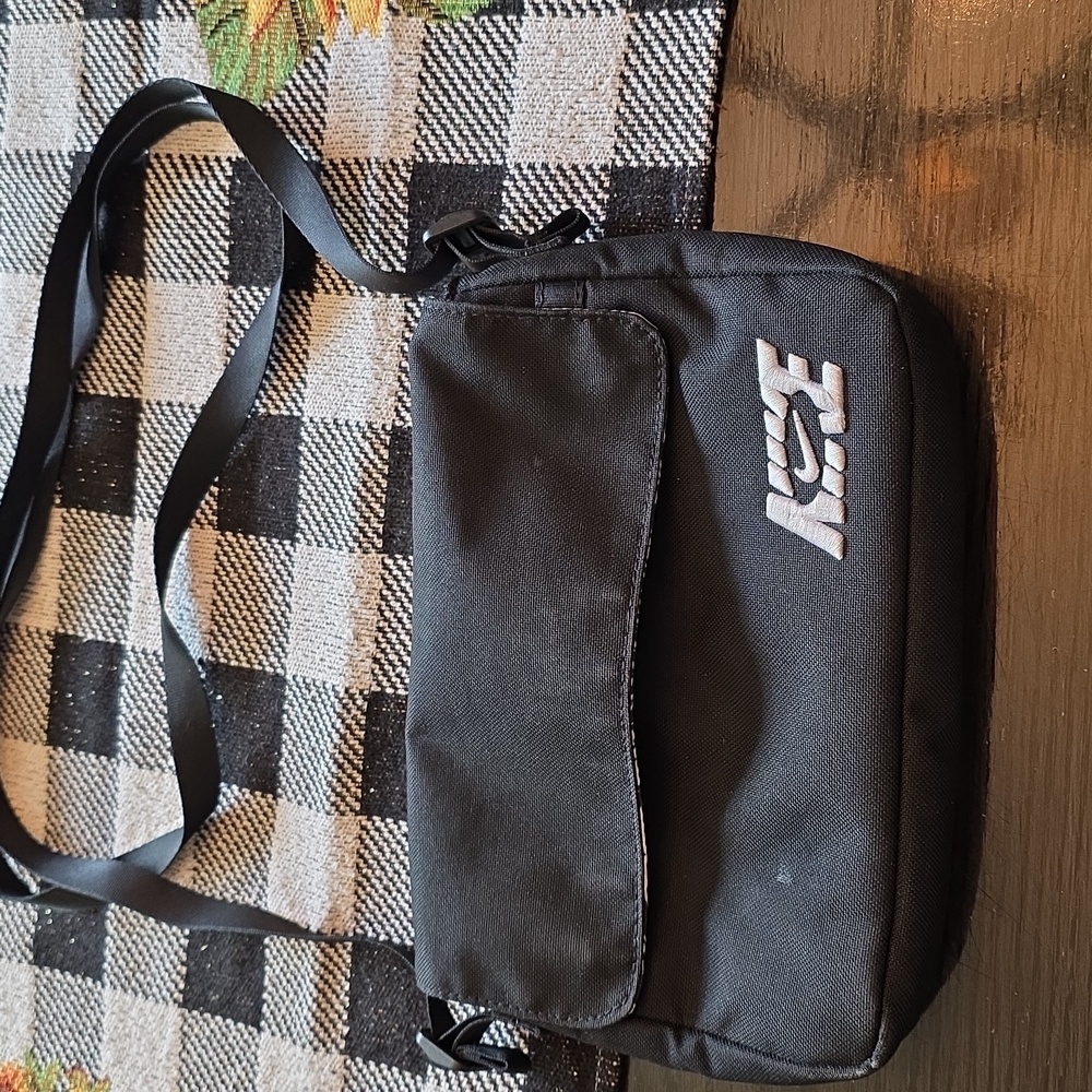 Nike NSW Futura Sportswear Crossover Bag